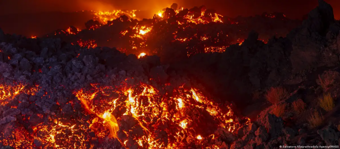 El Etna sigue activo, lanzando lava y cenizas, peligrosas para el tráfico aéreo.