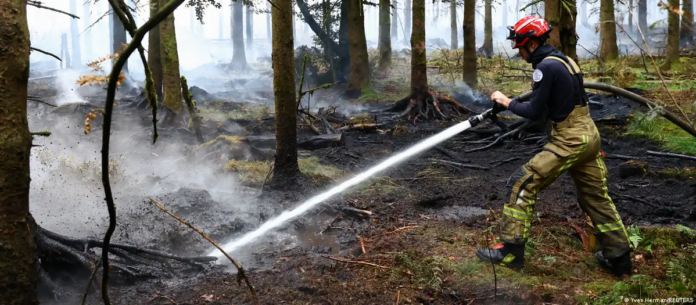 Un bombero extinge el fuego en Waimes, Bélgica.