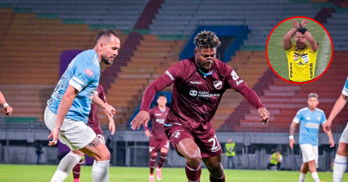Asprilla fue víctima de presuntos gestos racistas en pleno partido contra Aurora. (Imagen: RRSS/ Composición: En Conexión)