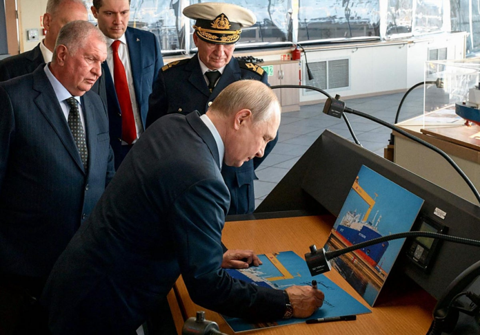 Putin ha inspeccionado un nuevo gasero polar para navegar por aguas del Ártico. (AFP)