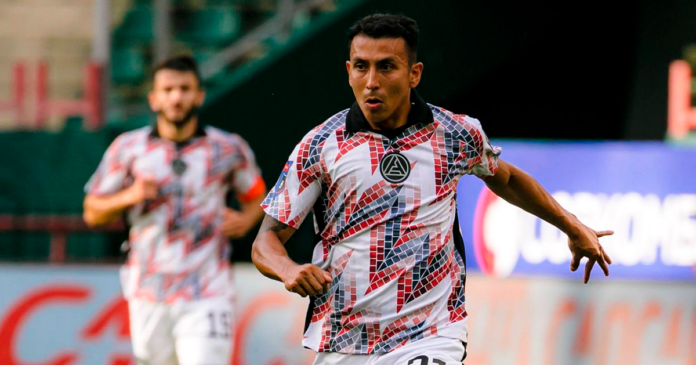 Roberto Fernández en el partido del FC Akron ante Lokomotiv el 8 de agosto de 2026. (Imagen: Prensa FC Akron)